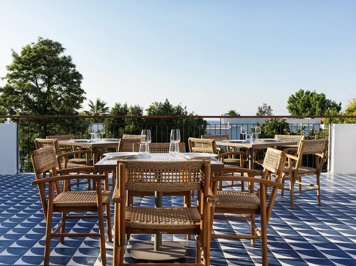 Terrasse du restaurant Alas Ouzeri, hôtel Lindian Village Beach Resort, Curio Collection