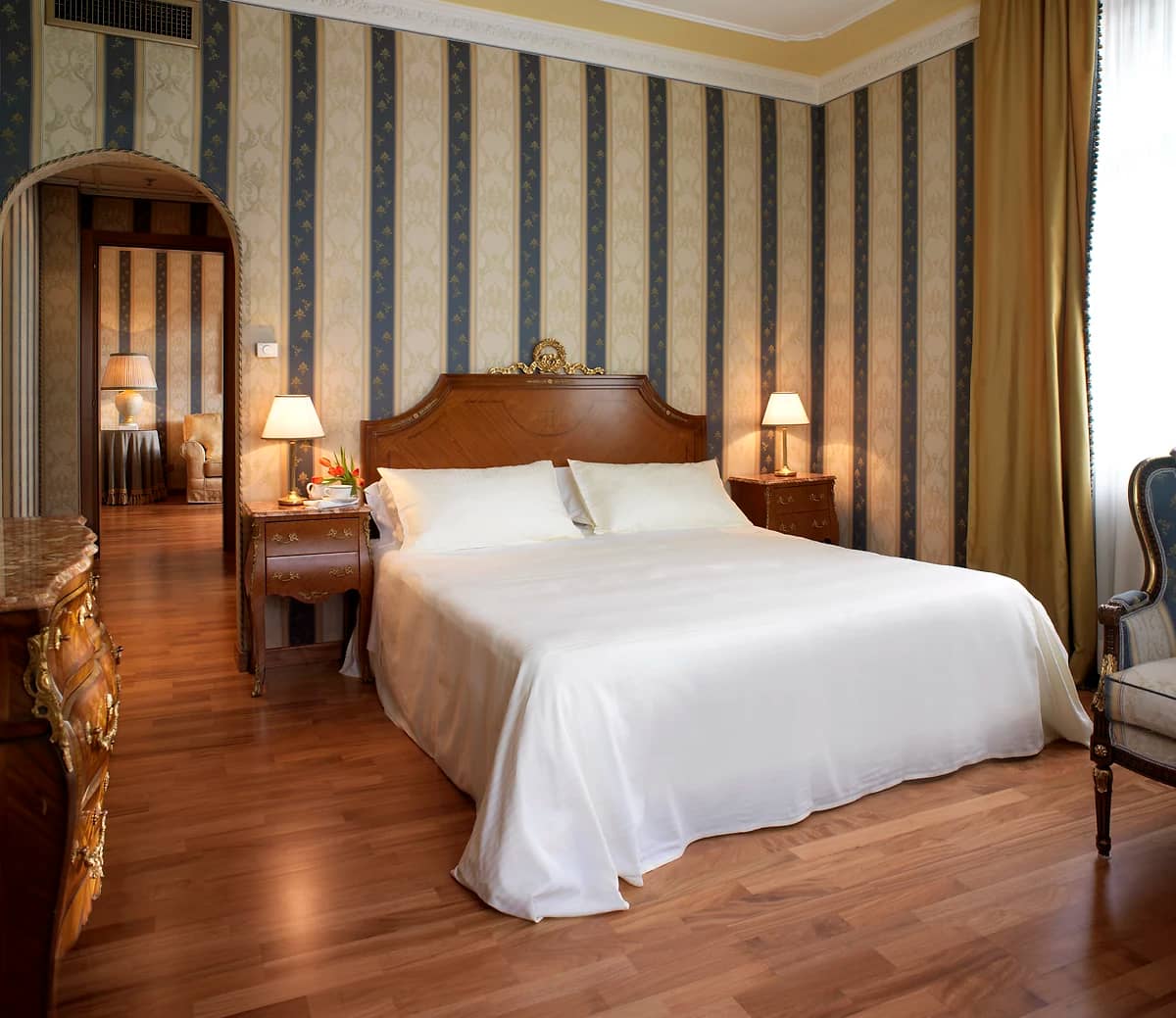 Suite vue Piazza Barberini, hôtel Bernini Bristol, Rome