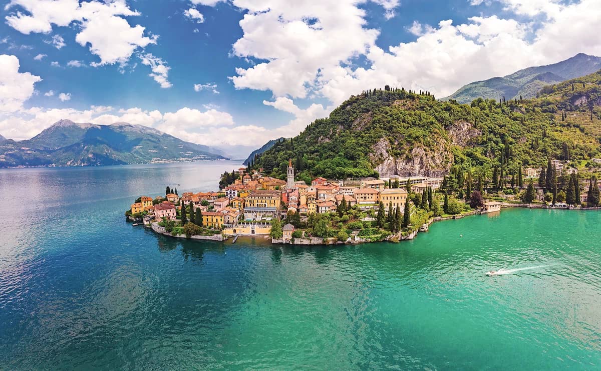 Vue sur la ville de Varenna, au bord du lac de Côme, Lombardie