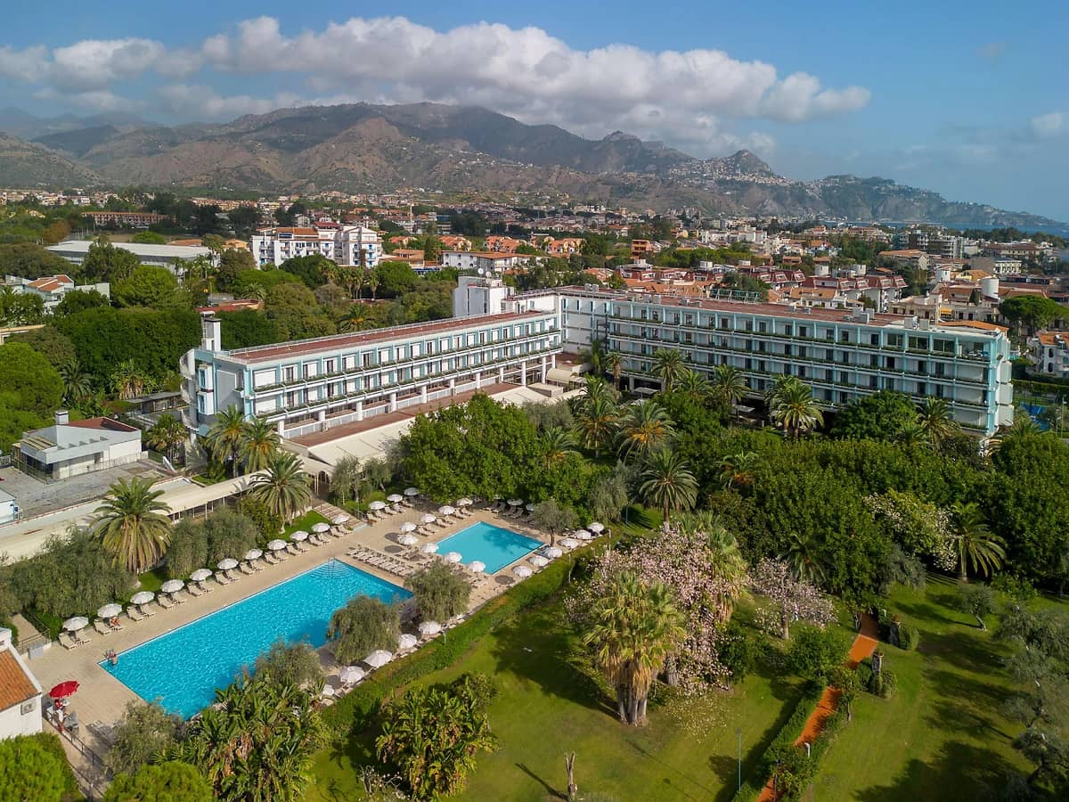 Vua aérienne de la piscine et de l'hôtel, UNAHOTELS Naxos Beach Sicilia, Sicile, Italie