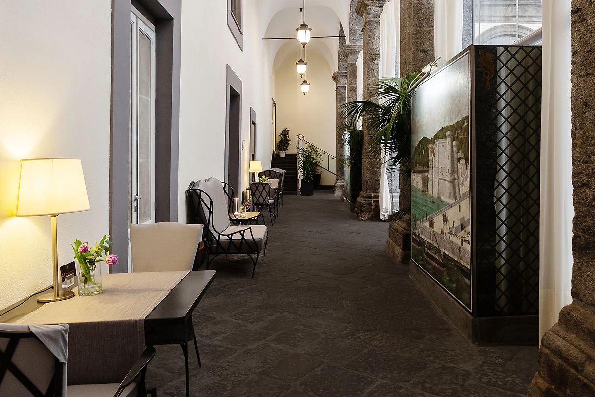Portico, Palazzo Caracciolo Napoli MGallery, Naples, Italie