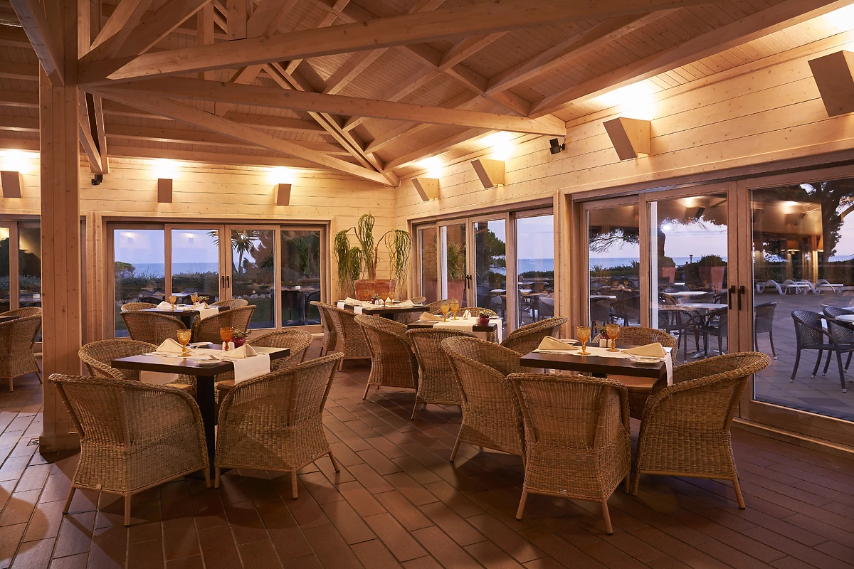 Un des restaurants de l'hôtel, PortoBay Falésia, Portugal