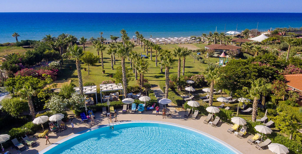 Vue aérienne de la piscine, Acacia Resort, Sicile, Italie