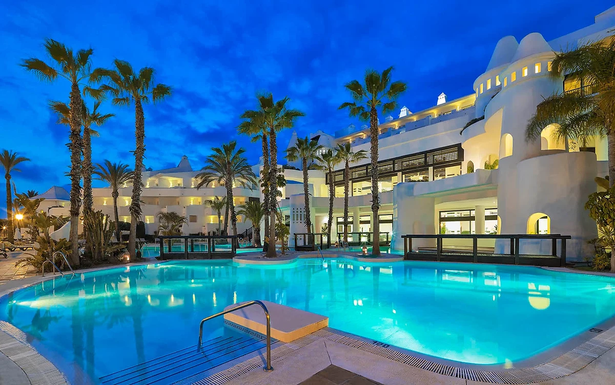 Piscine de l'hôtel de nuit, H10 Estepona Palace, Costa del Sol, Espagne