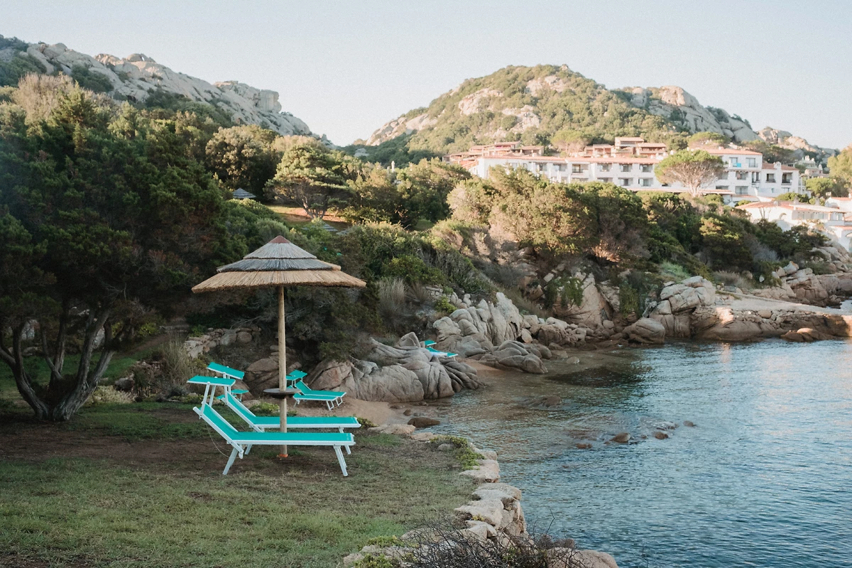 Transats sur la plage privée de l'hôtel, hôtel La Bisaccia