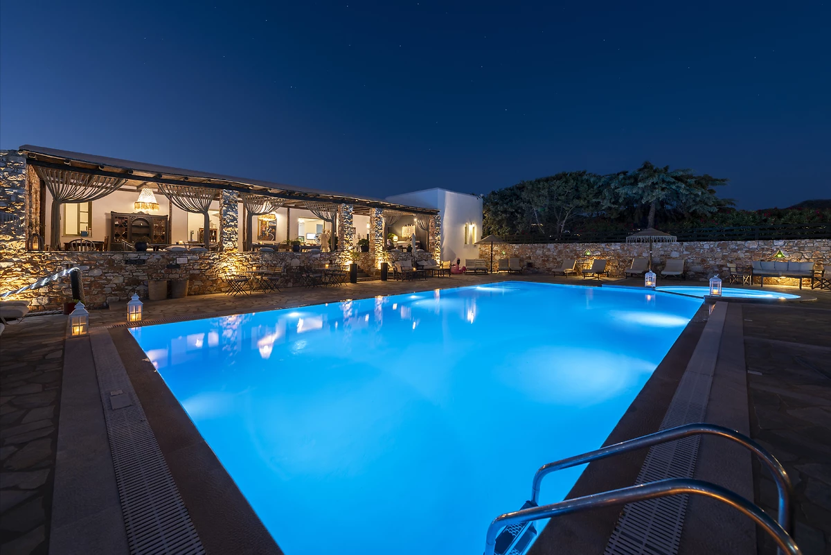 Vue sur la piscine de l'hôtel de nuit, hôtel Parosland