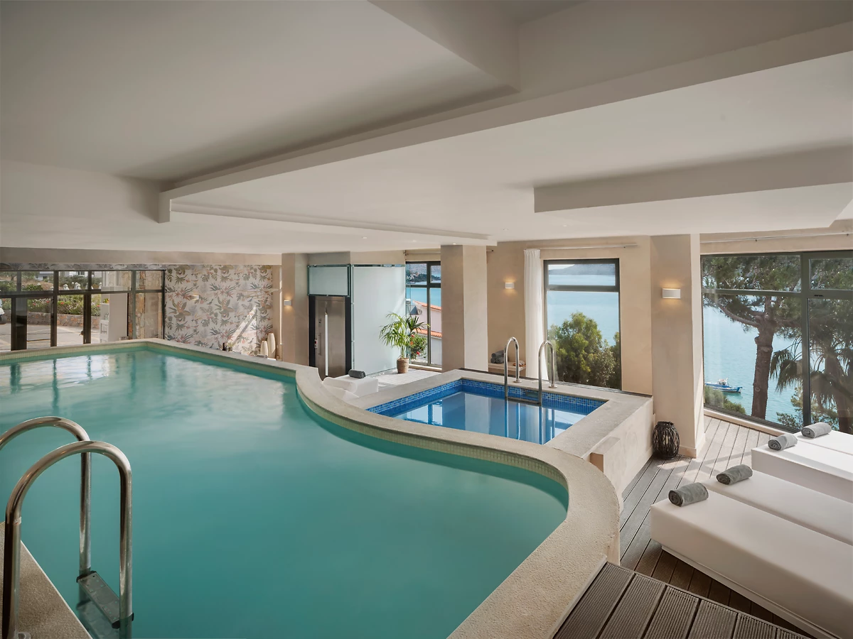 Piscine intérieure, Spa de l'hôtel, Domes Aulūs Elounda, Curio Collection, Crète, Grèce