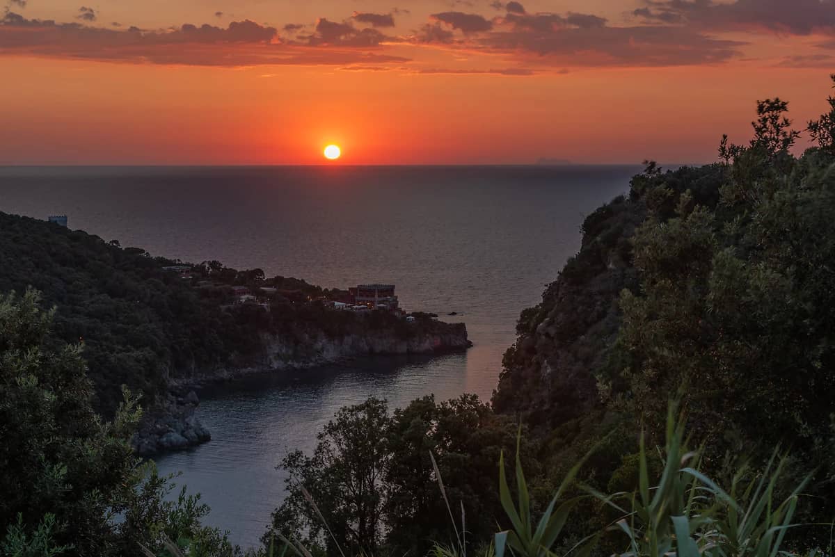 Coucher de soleil sur la baie de San Montano, Ischia, Campanie
