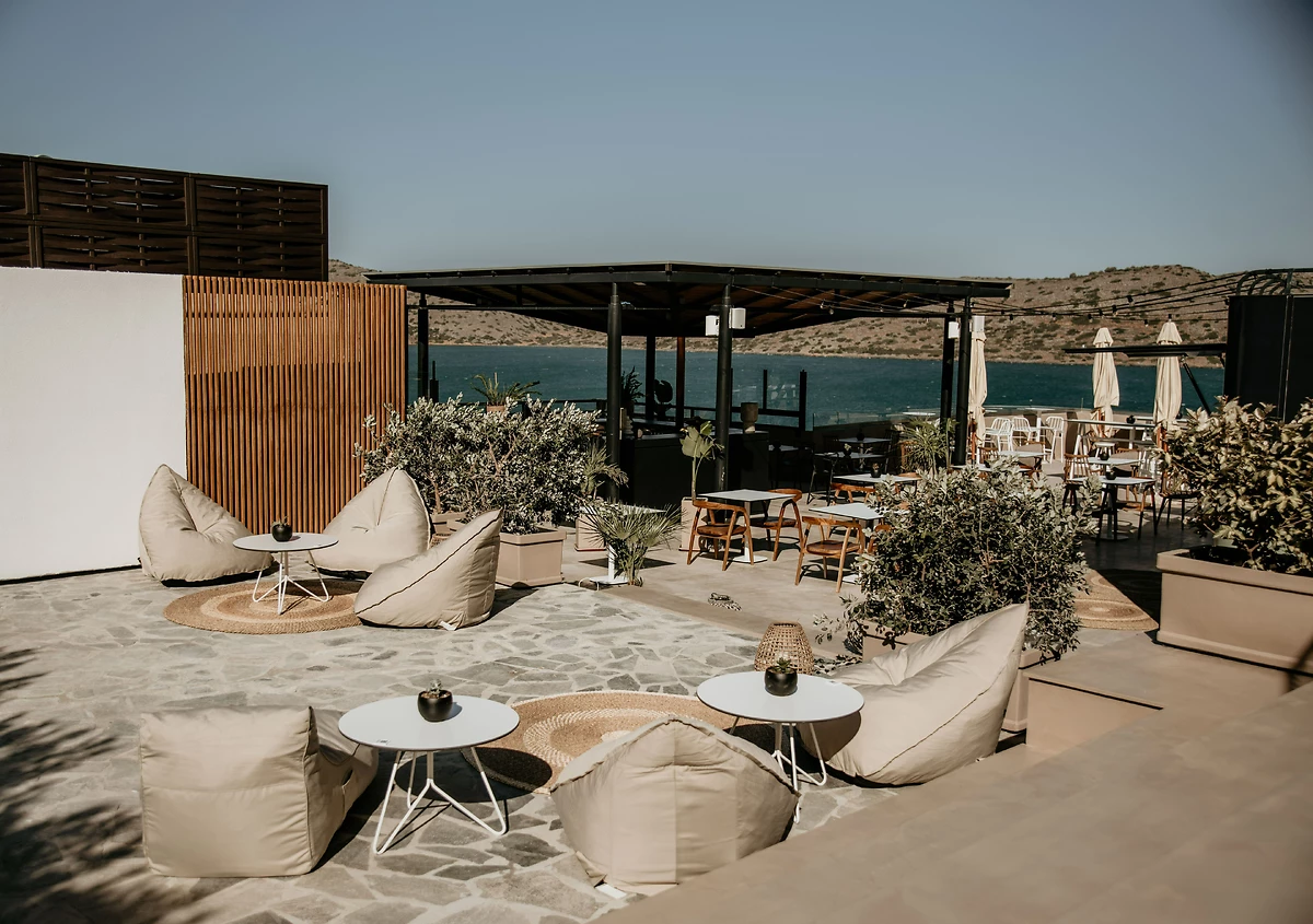 Terrasse du restaurant Amphiteatro, Domes Aulūs Elounda, Curio Collection, Crète, Grèce