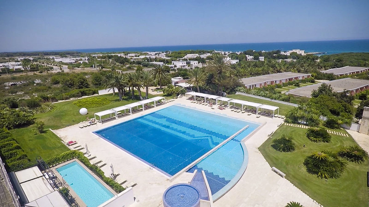 Vue aérienne de la piscine de l'hôtel, Grand Hotel Masseria Santa Lucia