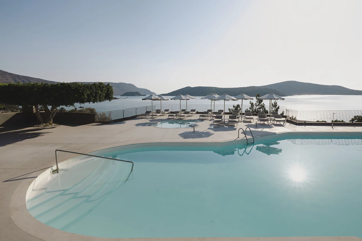 Piscine principale, Domes Aulūs Elounda, Curio Collection, Crète, Grèce