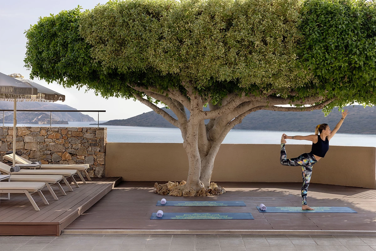 Cours de yoga en bord de piscine, Domes Aulūs Elounda, Curio Collection, Crète, Grèce
