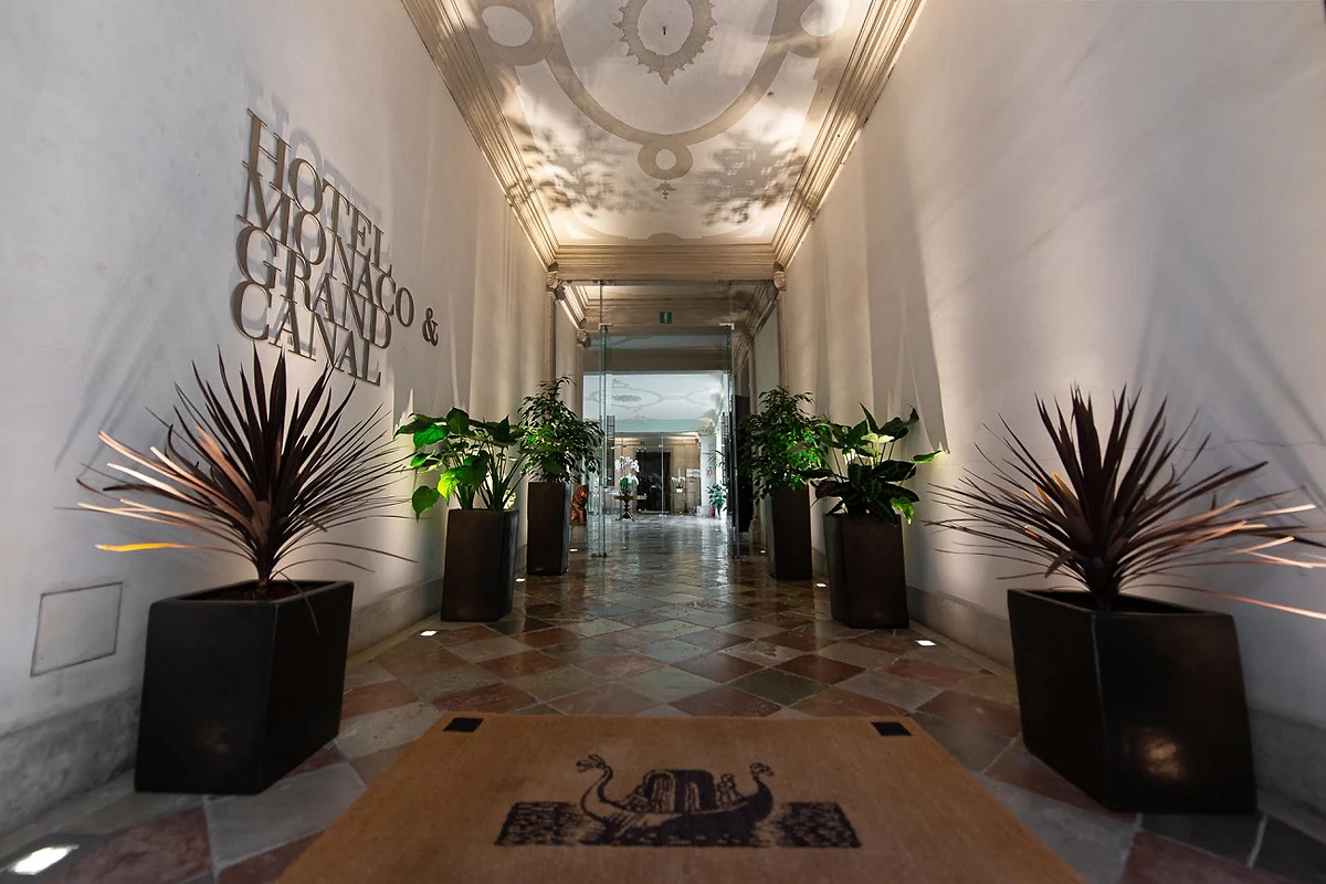 Hall, Hotel Monaco & Grand Canal
