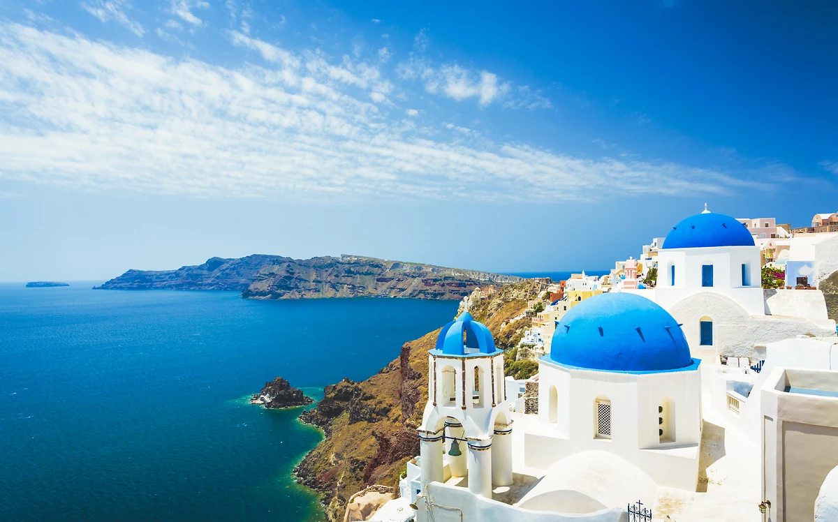 Église blanche de la ville d'Oia, Santorin, Cyclades, Grèce
