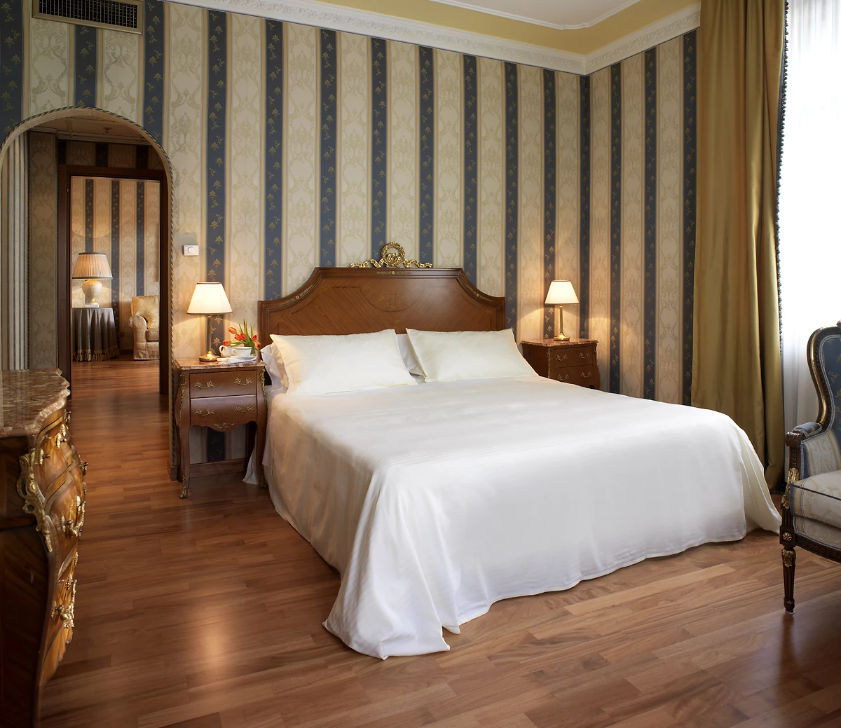 Suite vue Piazza Barberini, hôtel Bernini Bristol, Rome