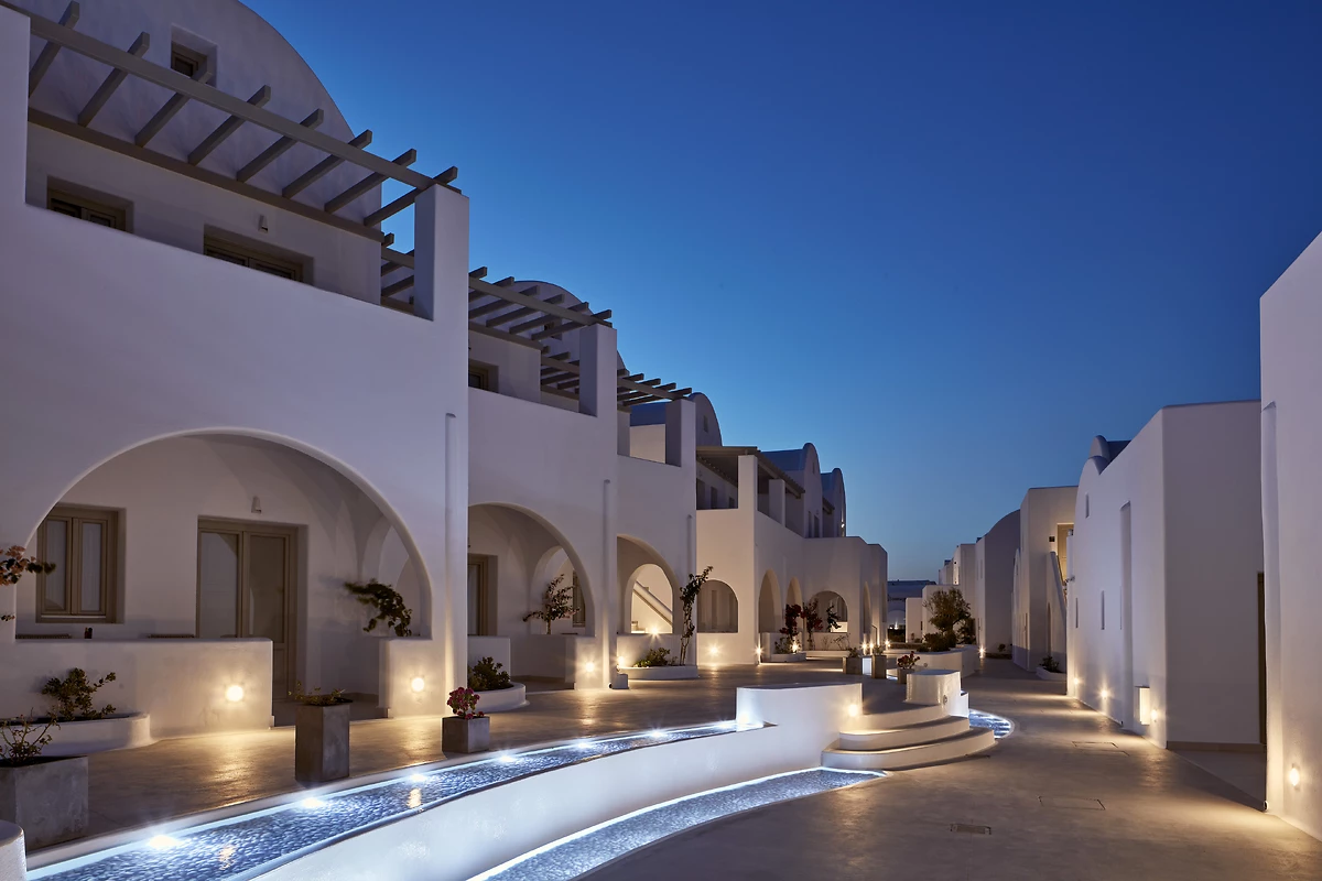 Vue de nuit de l'hôtel, Costa Grand Resort & Spa, Santorin, Grèce
