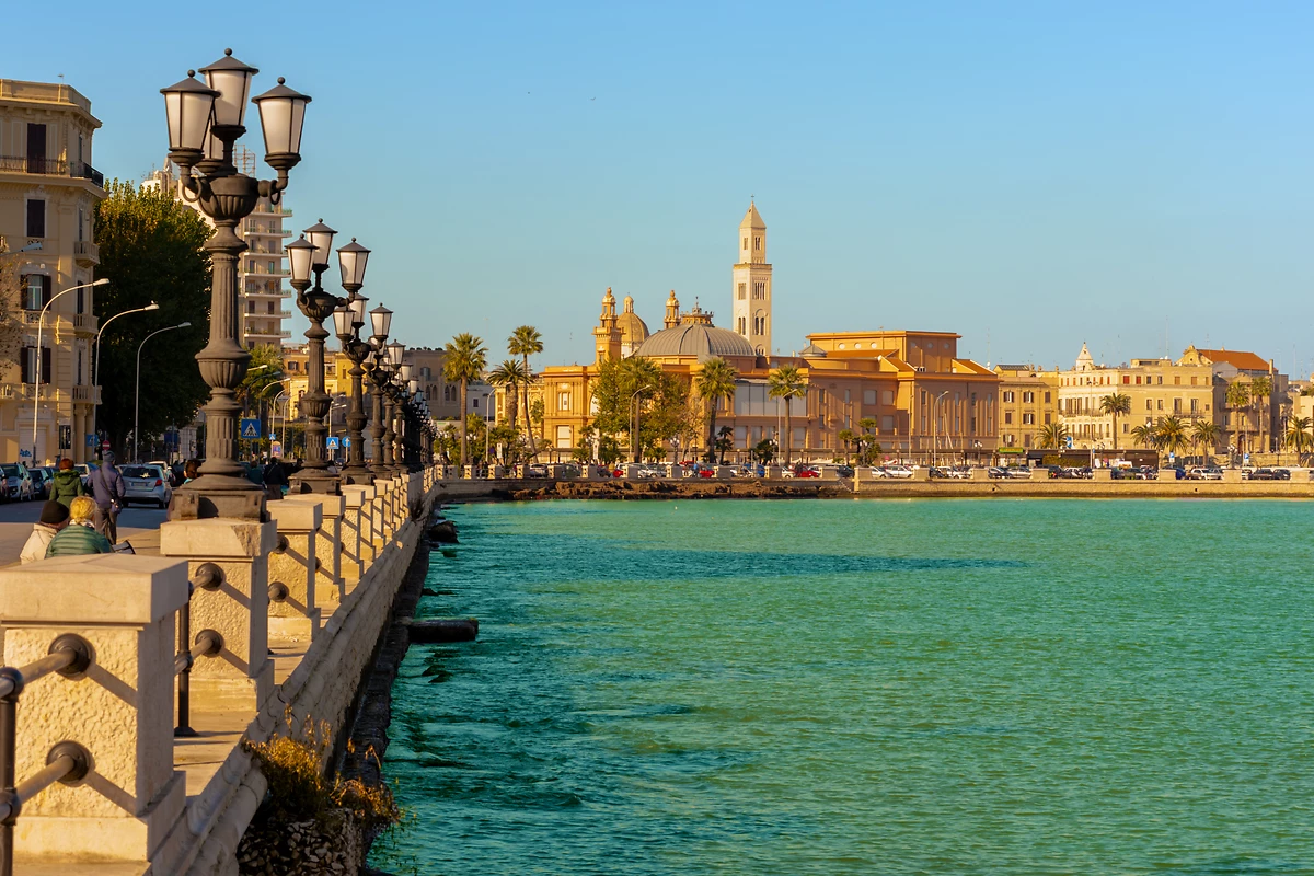 Vue sur Bari et la basilique San Nicola, Les Pouilles, Italie