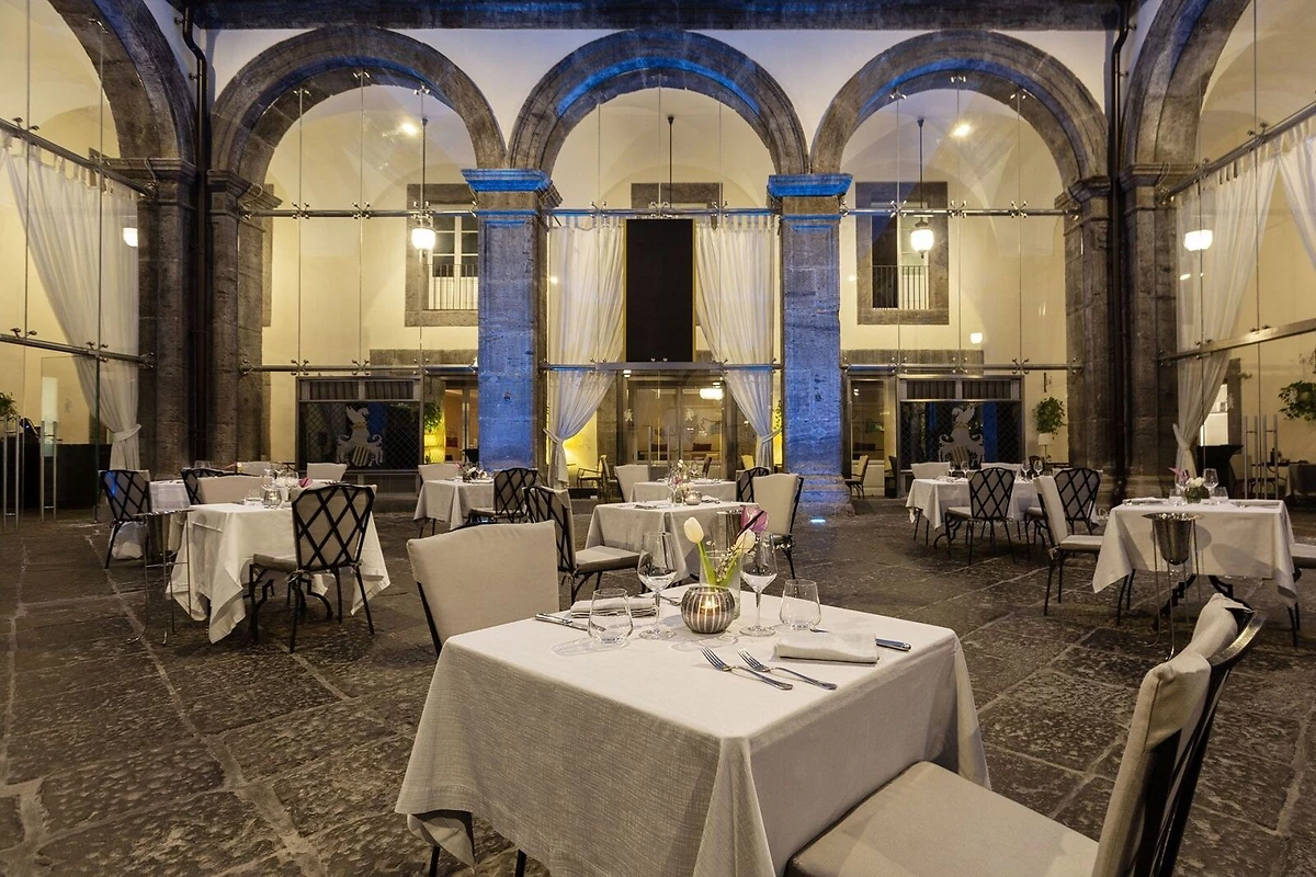 The Cloister, Palazzo Caracciolo Napoli MGallery, Naples, Italie
