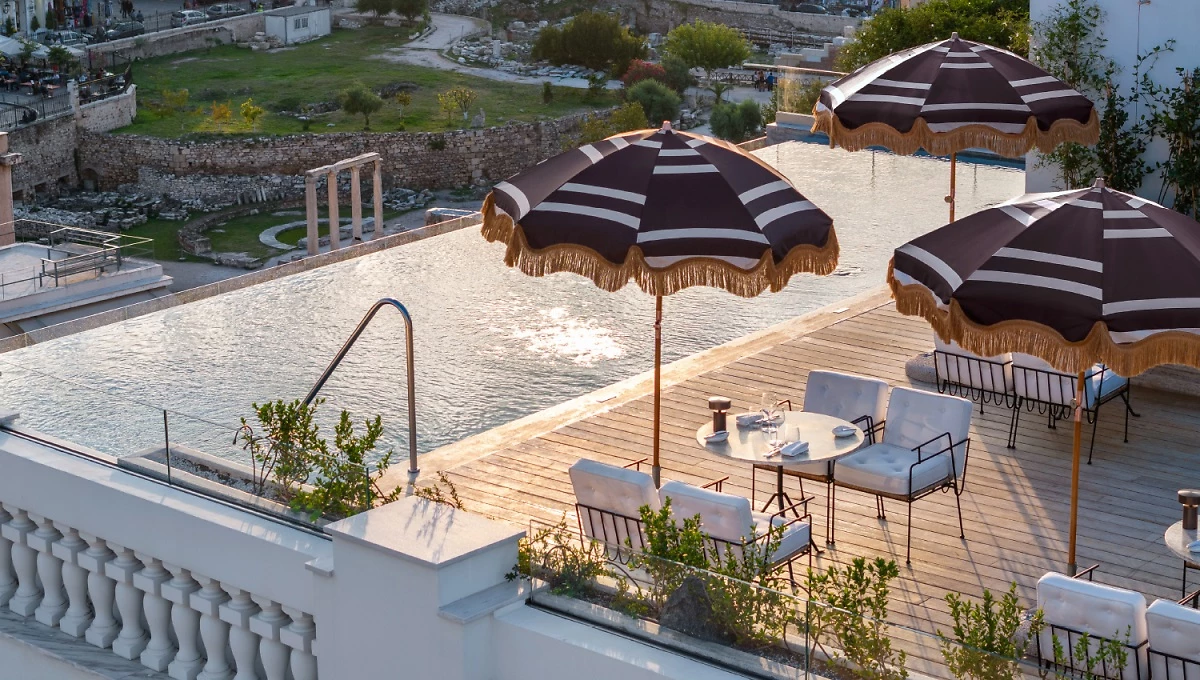 Piscine de l'hôtel, THE DOLLI