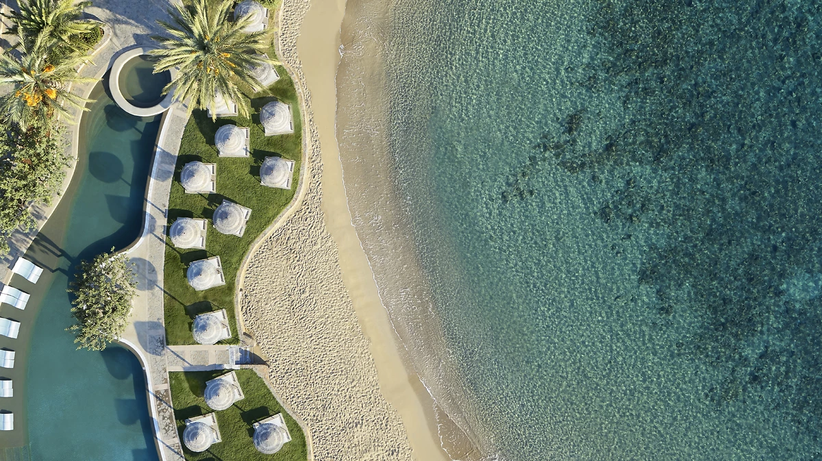 Vue aérienne de la plage de l'hôtel, Porto Elounda Golf & Spa Resort, Crète, Grèce