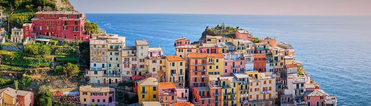 Photo panoramique de la célèbre ville de Manarola aux Cinque Terre, Ligurie, Italie