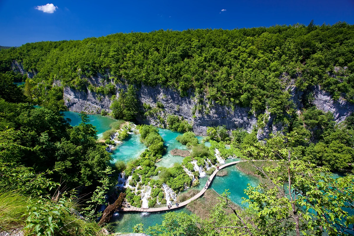 Vue aérienne sur les lacs et cascades du parc national de Plitvice, Croatie