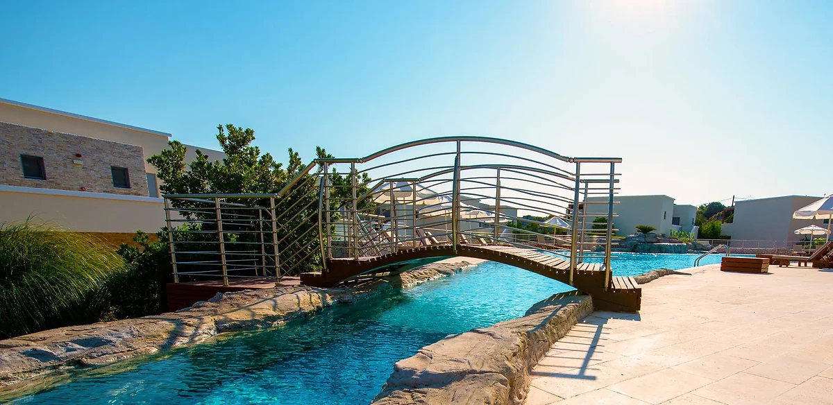 Terrasse et pont au-dessus de la piscine de l'hôtel, Sentido Port Royal Villas & Spa, Rhodes, île du Dodécanèse, Grèce