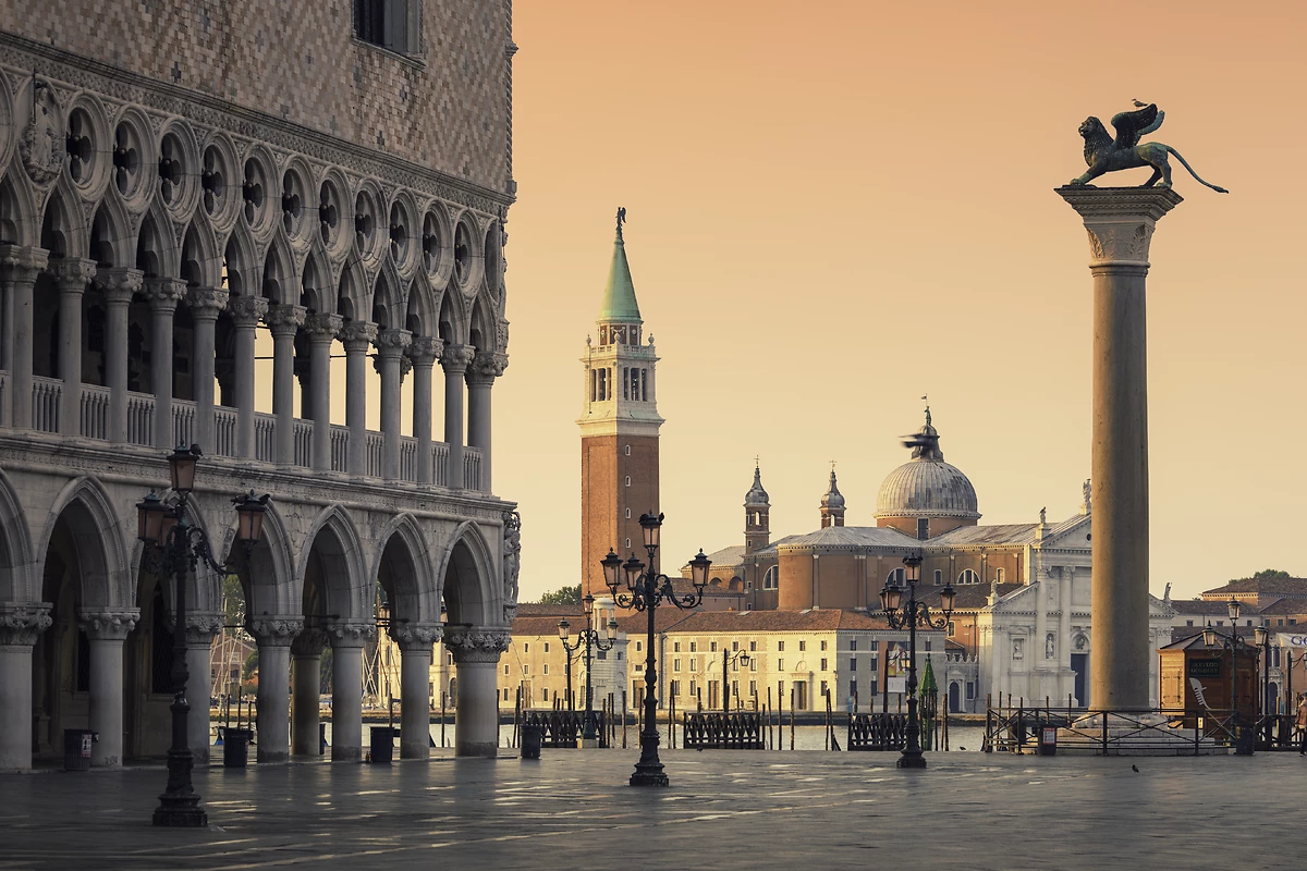 Piazza San Marco avec l'Église San Giorgio Maggiore et la colonne de Saint-Marc, Venise