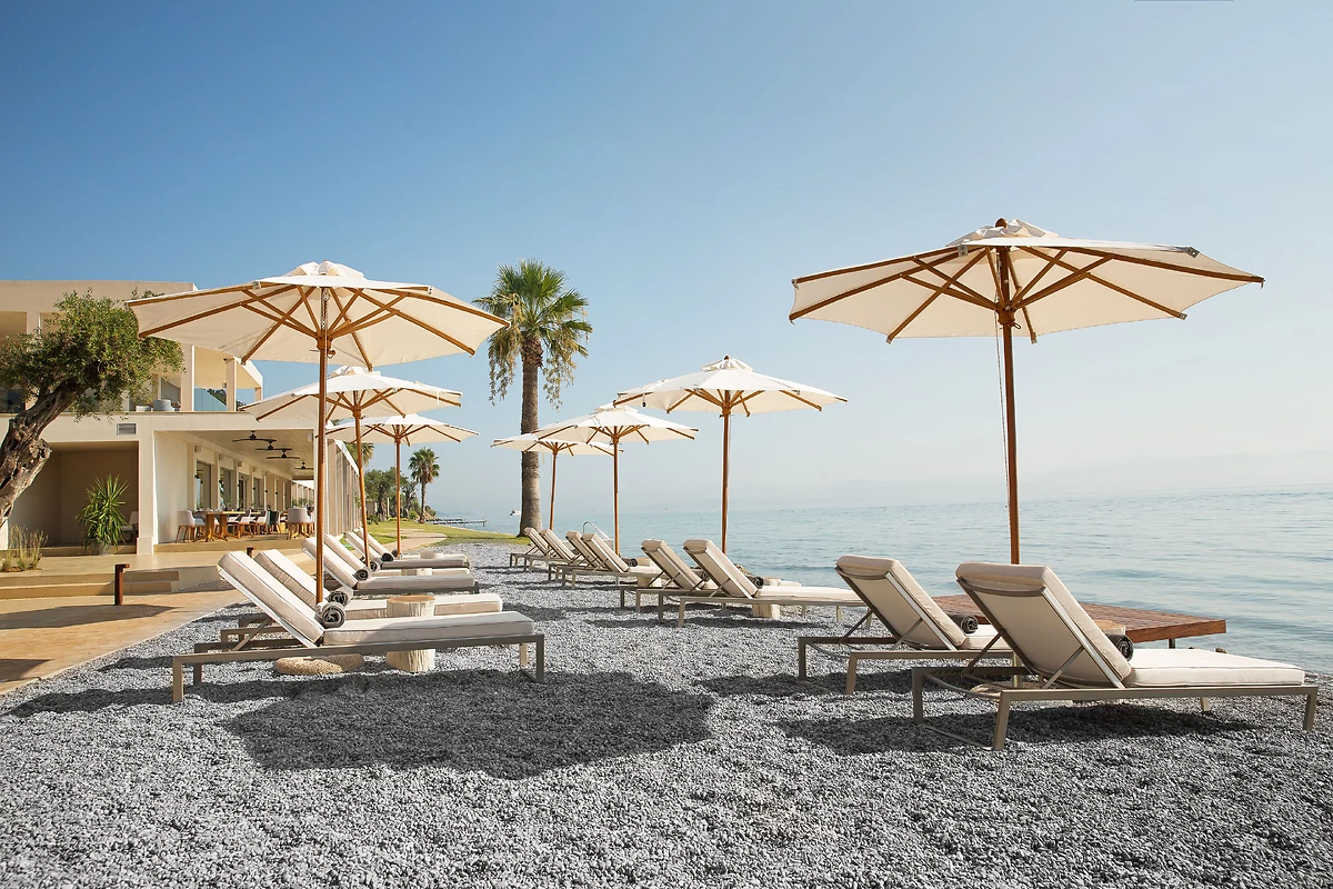 Transats sur la plage de l'hôtel, Domes Miramare, a Luxury Collection Resort, Corfou, Grèce