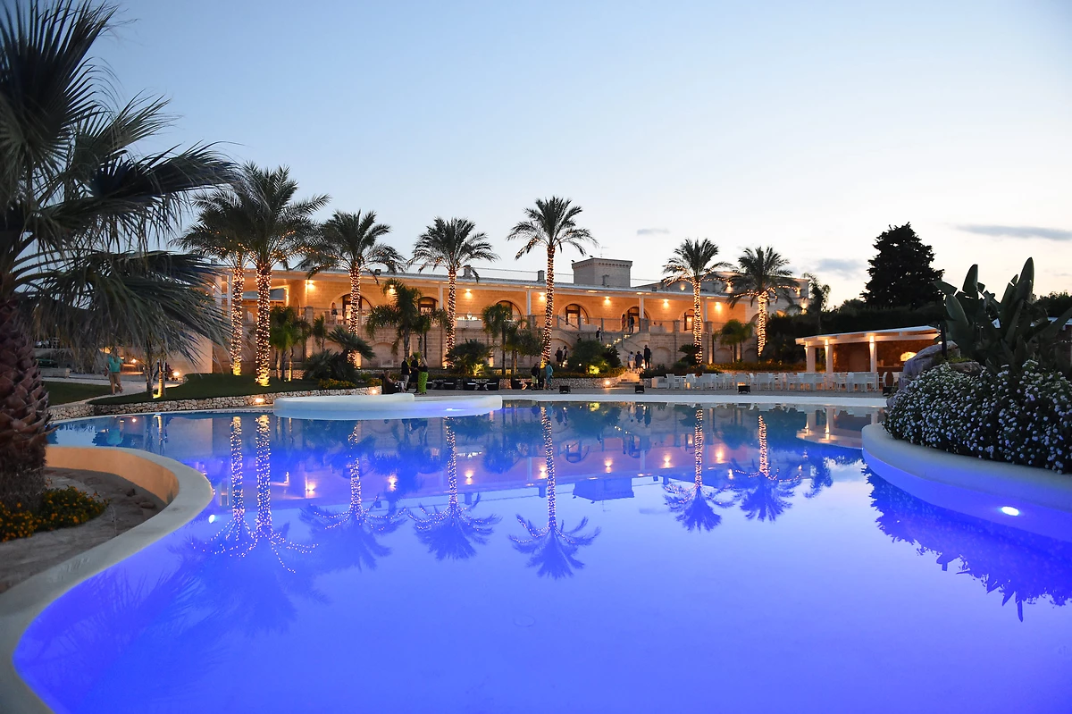 Piscine au coucher du soleil, Masseria Caselli, Pouilles, Italie