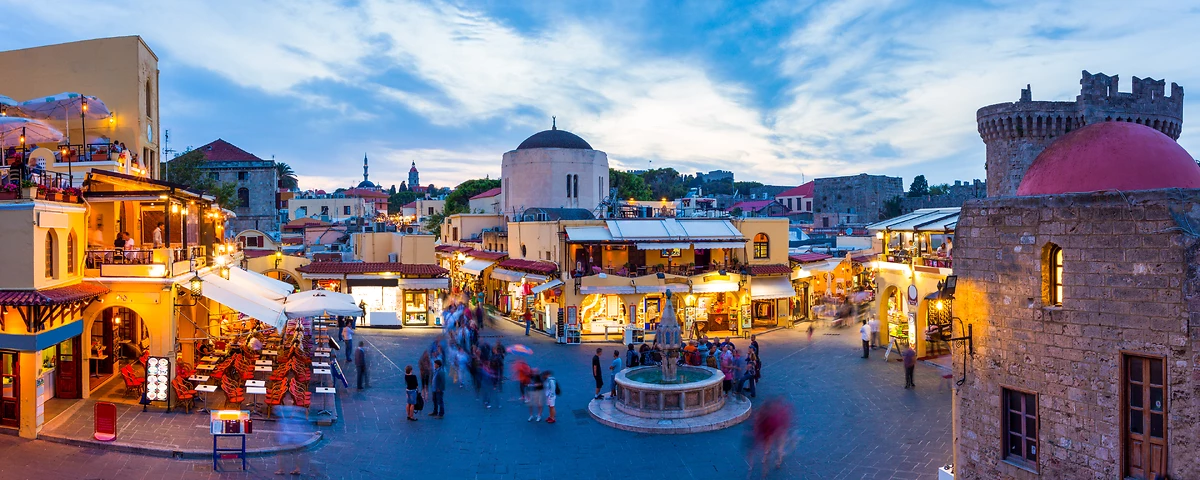 Place des Hippocrate dans la vieille ville historique de Rhodes, Grèce