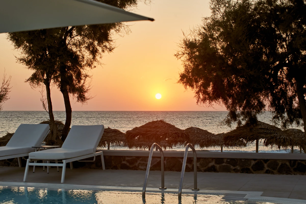 Piscine et vue sur la mer, Costa Grand Resort & Spa, Santorin, Grèce