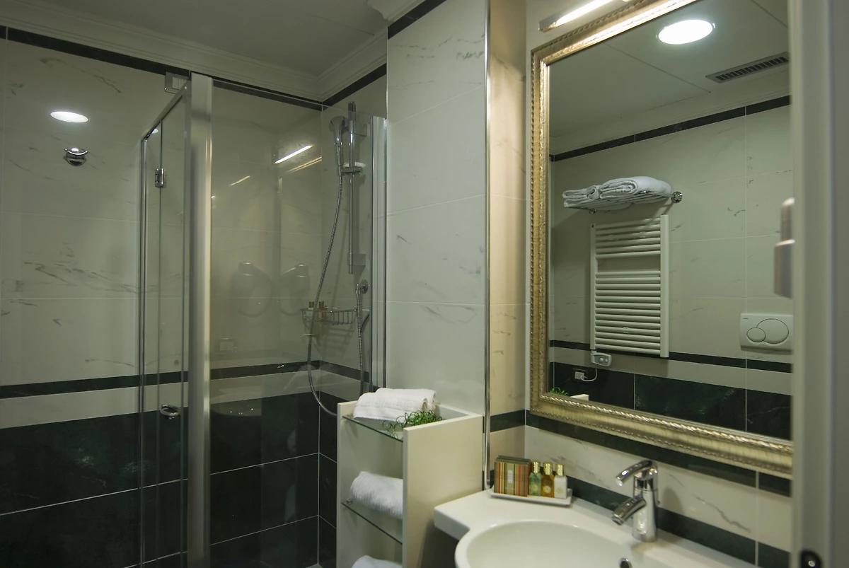 Salle de bains, JR Hotels Oriente Bari, Italie