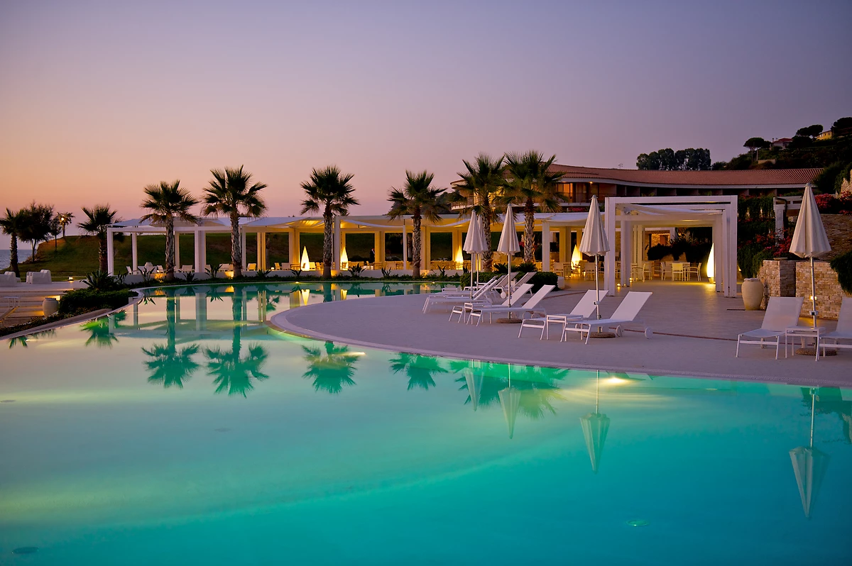 Piscine et solarium, hôtel Capovaticano Resort Thalasso & Spa - MGallery by Sofitel, Ricadi, Calabre, Italie