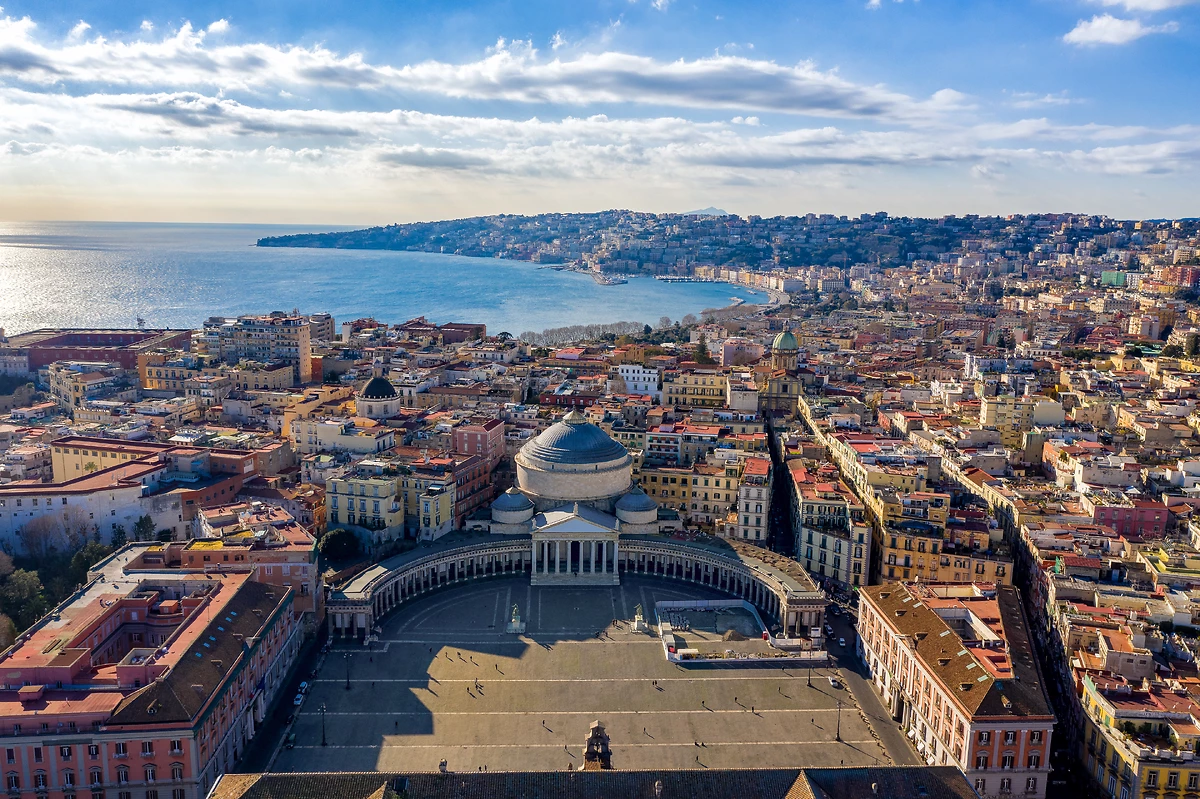 Vue aérienne de Naples depuis la Piazza del Plebiscito