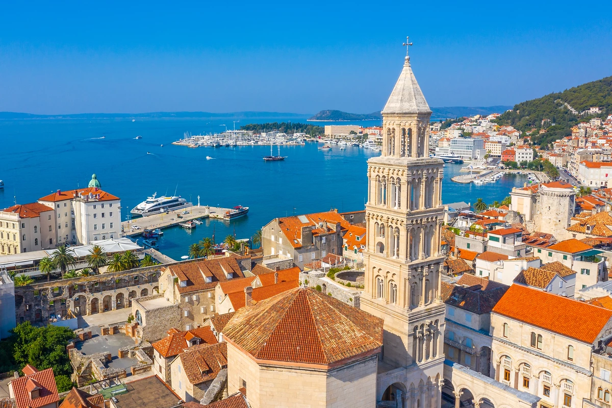 Vue sur la vieille ville de Split et le clocher de la cathédrale Saint-Domnius, Croatie