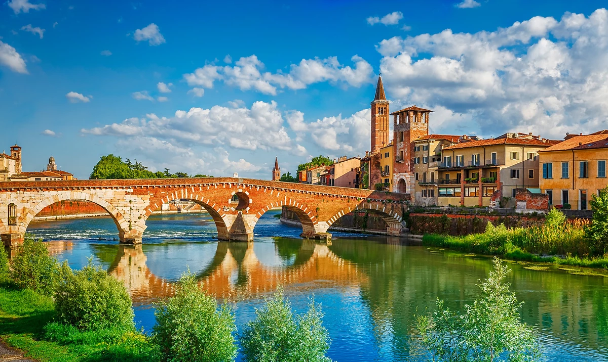 Vue sur le Ponte Pietra, Vérone, Italie