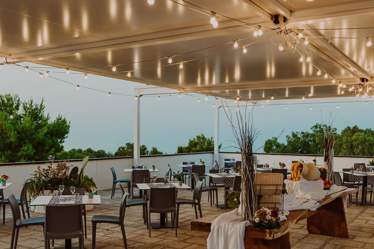 Restaurant central, Porto Giardino, Pouilles, Italie