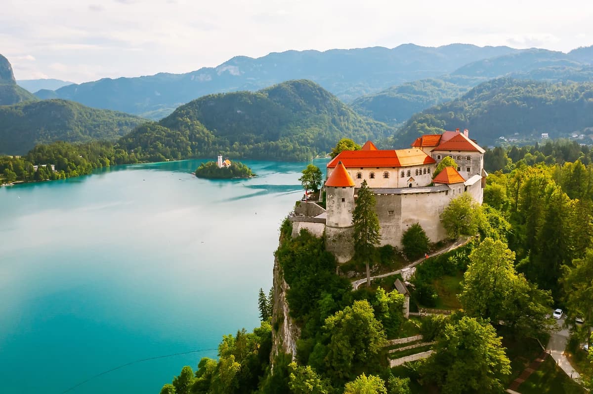 Vue aérienne du château de Bled et de son lac en contre-bas, Slovénie