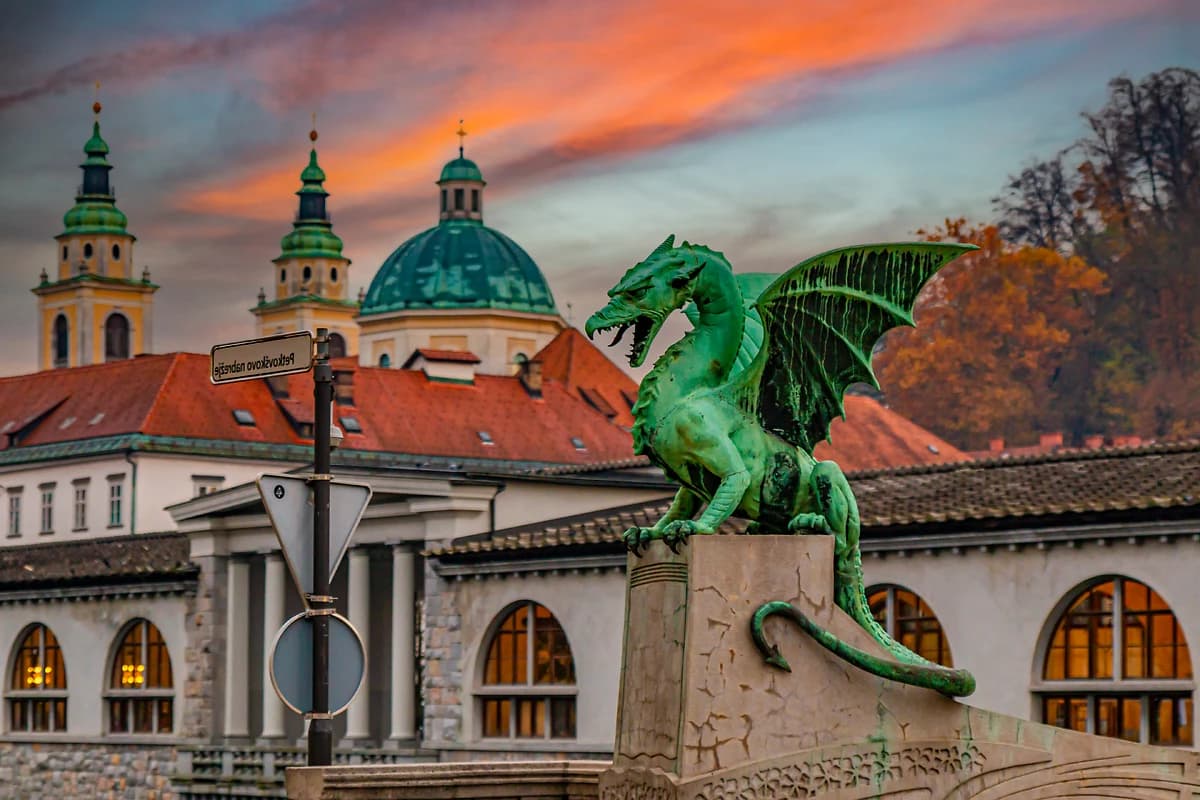 Gros plan de la statue du dragon du célèbre pont aux dragons, Ljubljana , Slovénie