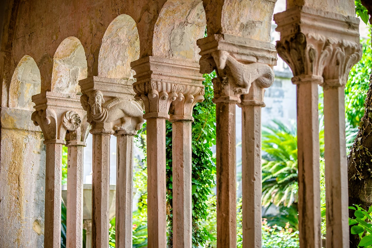 Colonnade de l'ancienne église catholique de Dubrovnik, Croatie