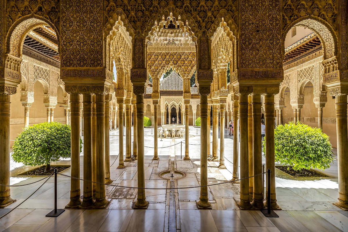 La Cour des Lions fait partie des palais nasrides du complexe de l'Alhambra, Grenade, Espagne