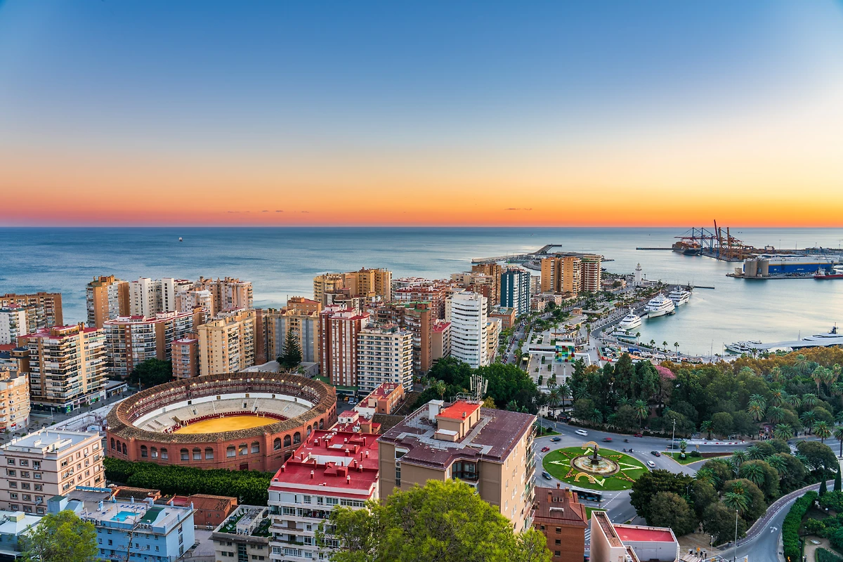 Vue aérienne de la Plaza de Toros et du port de Malaga, Espagne
