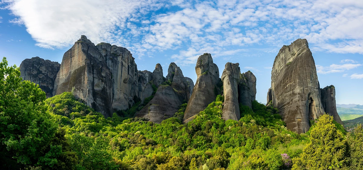 Vue panoramique sur l'imposant massif des Météores, Kalambaka, Grèce