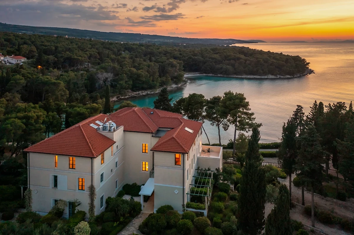 Vue aérienne de l'Aminess Vival Velaris Resort, île de Brač, Croatie