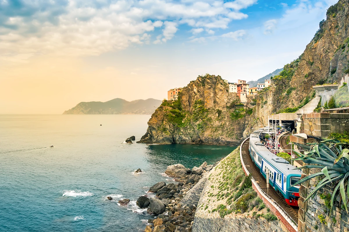 Manarola, Cinque Terre - gare dans le village célèbre avec des maisons colorées sur la falaise au-dessus de la mer