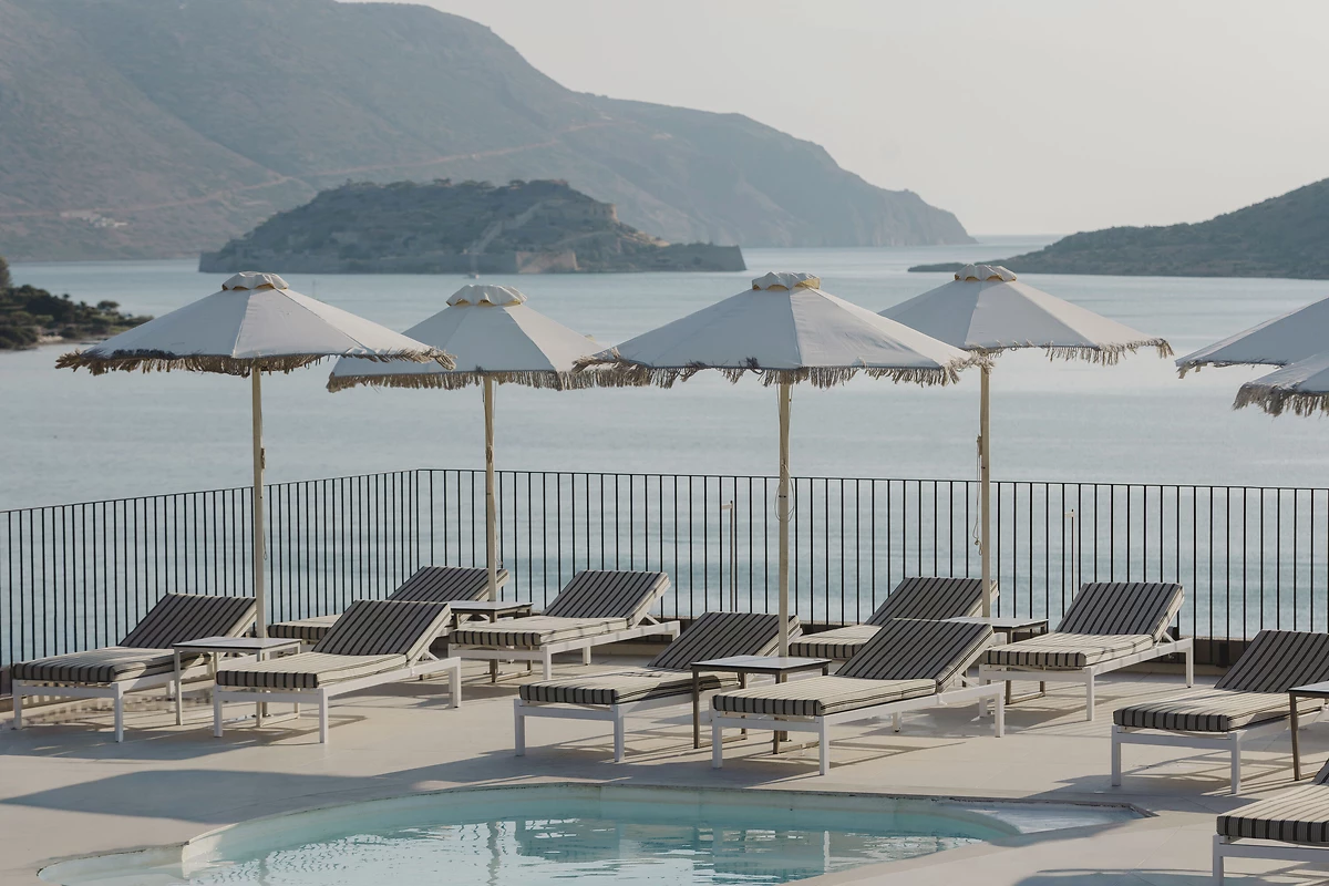 Piscine et transats, Domes Aulūs Elounda, Curio Collection, Crète, Grèce