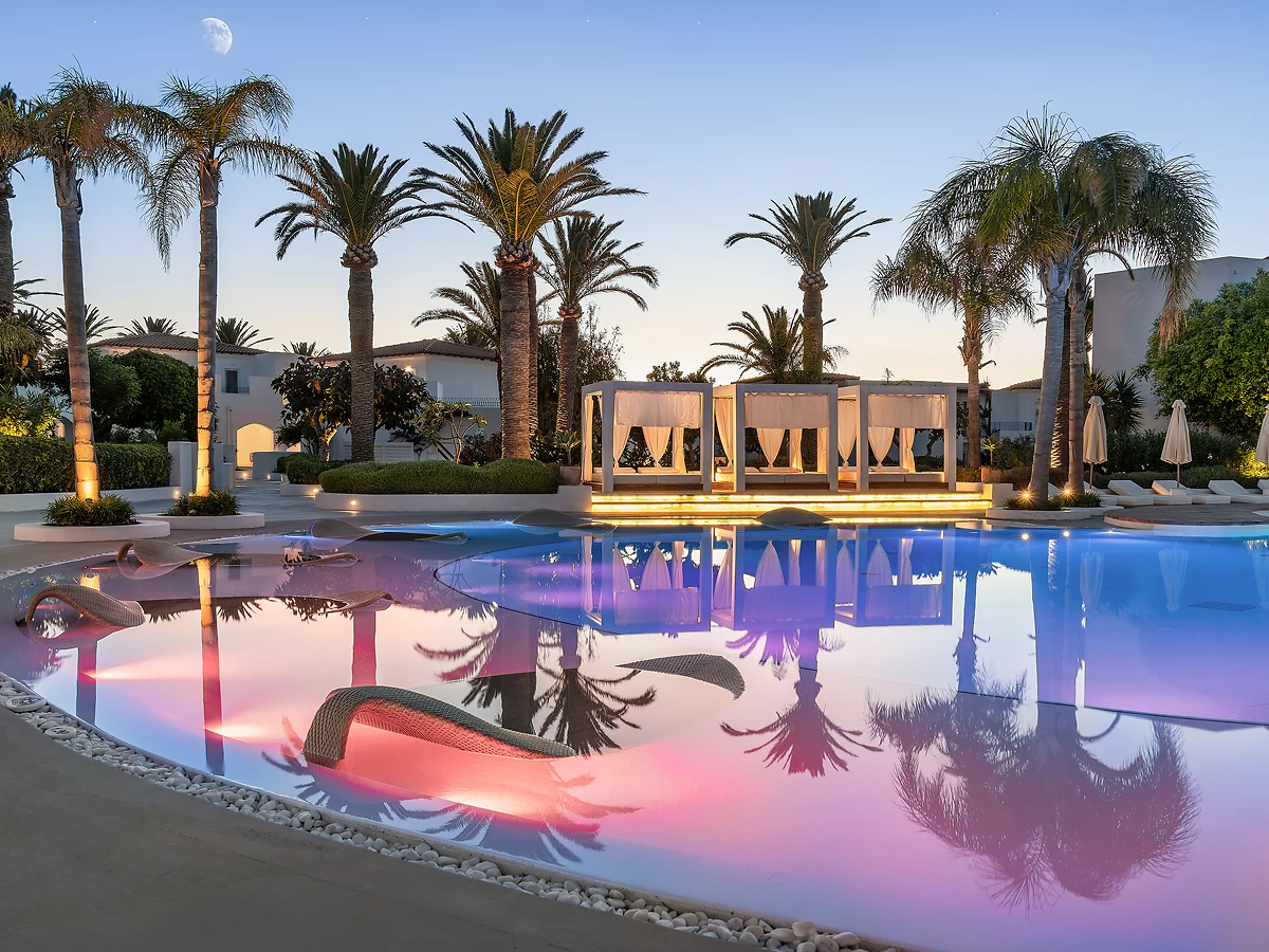 Piscine de l'hôtel de nuit, hôtel Grecotel Caramel Boutique Resort