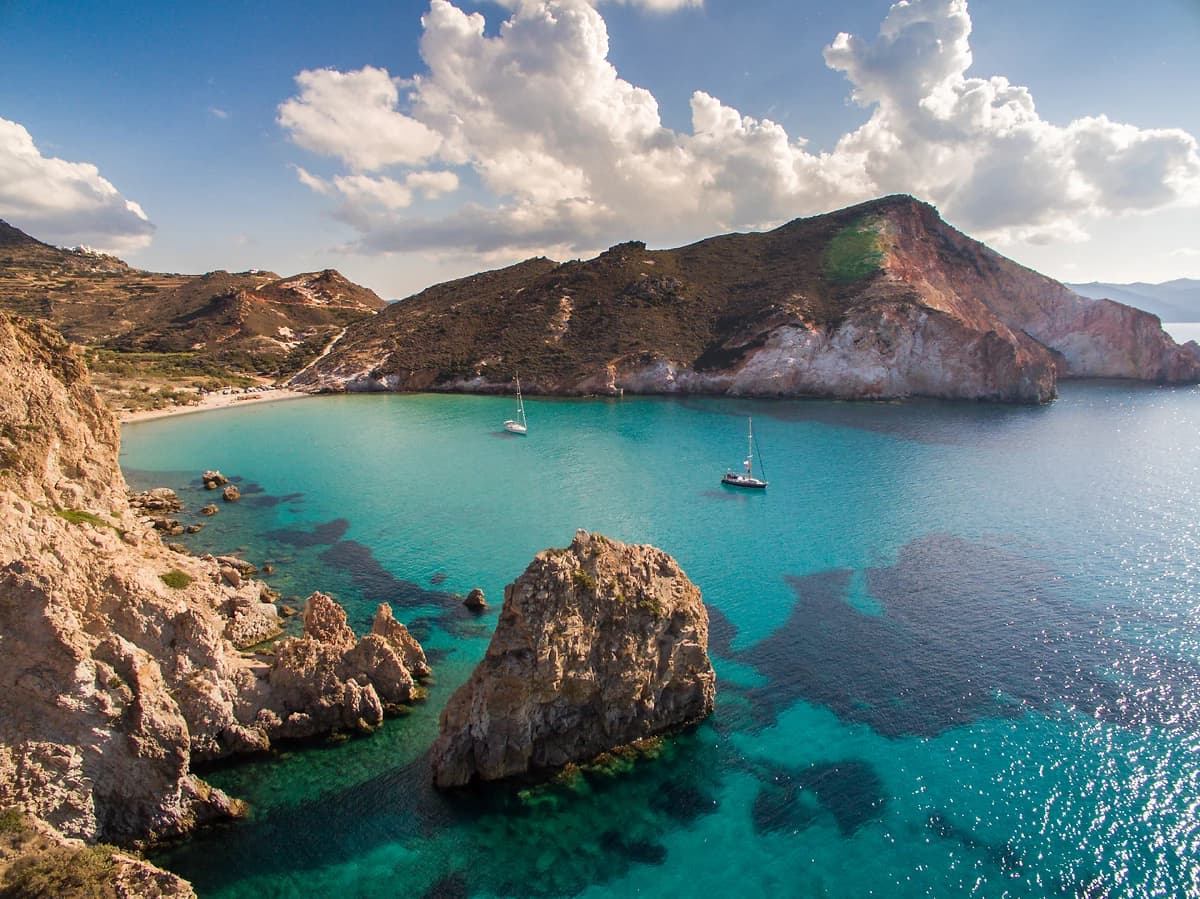 Les eaux cristallines de l'île de Milos, Grèce