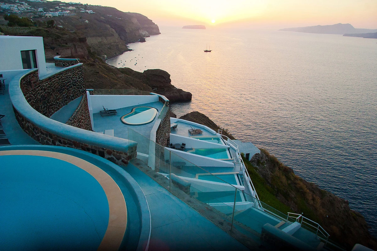 Vue sur les piscines privées, Grand Ambassador, Santorin, Grèce
